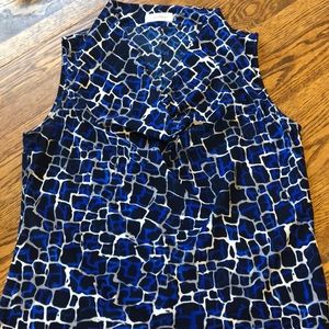 Women’s sleeveless scoop neck blouse